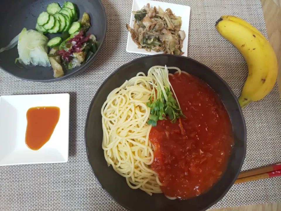 ミートソーススパゲティ
豚肉とレタスともやしの炒め煮
海藻サラダ
きゅうりスライス
玉ねぎスライス
バナナ|あぎふぁんさん