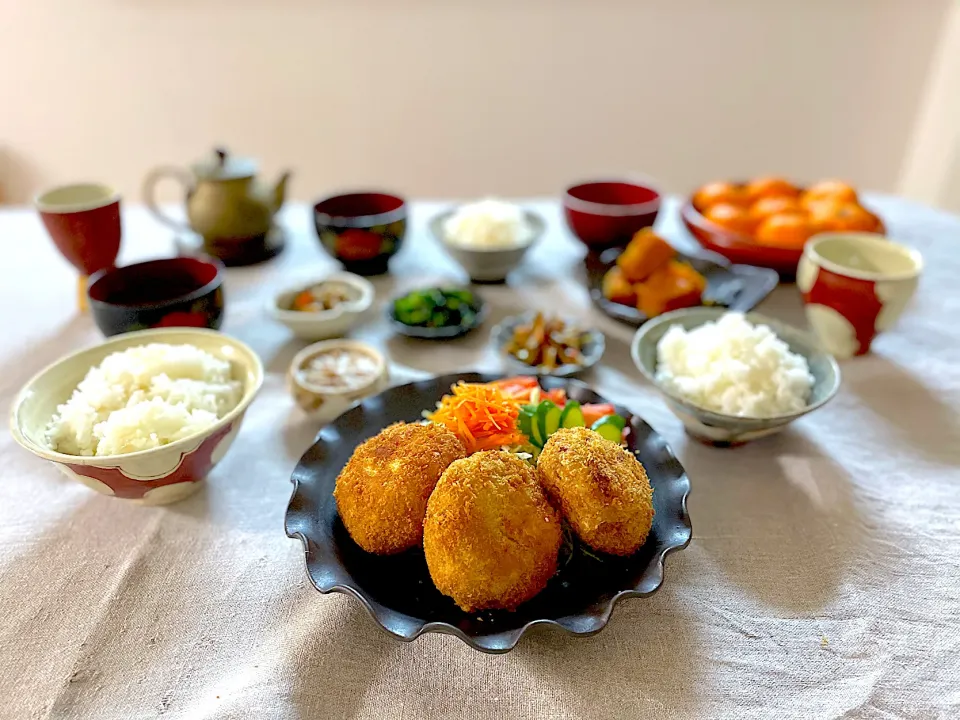 お肉たっぷりのコロッケメイン晩ごはん|ゆかりさん