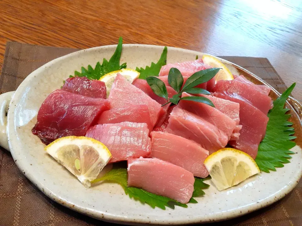 Snapdishの料理写真:おせち料理準備の合間に生本まぐろ🐟のお刺身盛り付けました☺️|fumfumさん