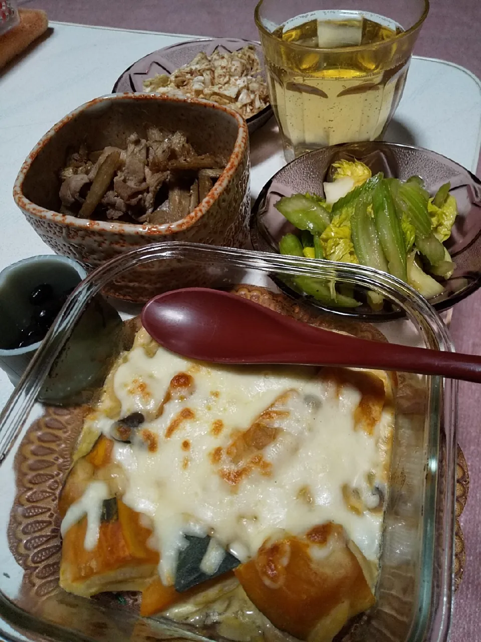 Snapdishの料理写真:今日の晩御飯
※鶏ももとかぼちゃの豆乳グラタン
※セロリのめんつゆ浅漬
※豚とごぼうの時雨煮
※自家製黒豆煮
※キャベツのおかか和え
※ブランデーハイボール|れあMIXさん