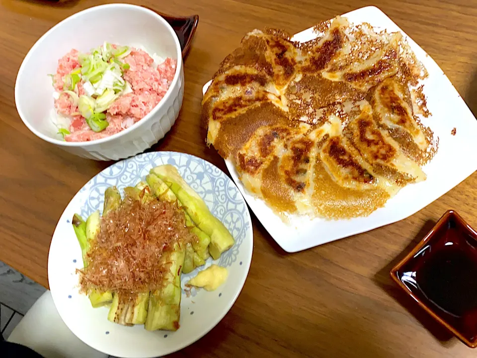 ネギトロ丼、焼き茄子、味噌餃子|aico☆さん