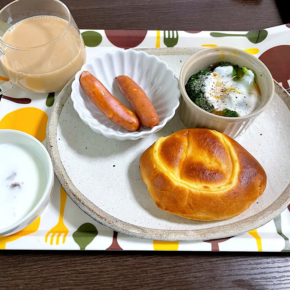 Snapdishの料理写真:12/31朝ご飯：まほろばクリームパン|ななみんさん