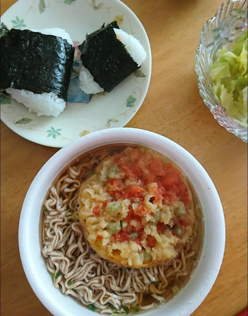 カップそば&おにぎり🍙|しまだ ちえこさん