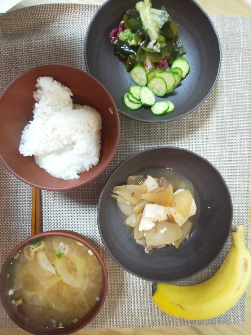 白飯
玉ねぎの味噌汁
肉豆腐
海藻サラダ
きゅうりスライス
バナナ|あぎふぁんさん