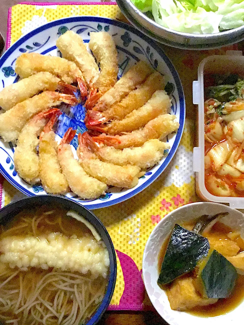 年越し蕎麦　南瓜と厚揚げの煮物　海老フライ🍤　レタス🥬　白菜キムチ|掛谷節子さん