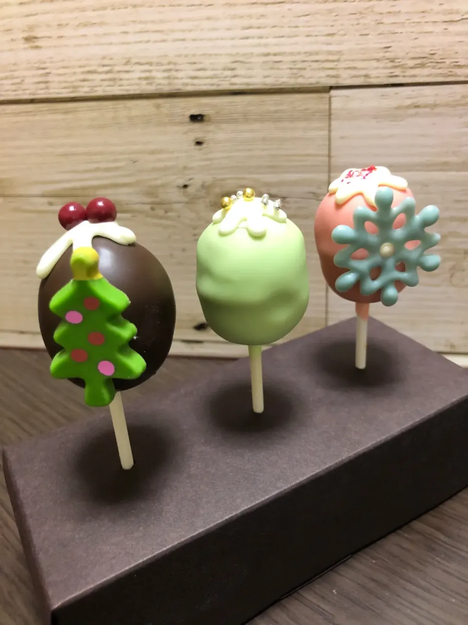 Snapdishの料理写真:クリスマスロリポップ（チョコ、ピスタチオ、ストロベリー）@ペストリーショップ（アンダーズ東京/虎ノ門）|Kazuya Miyukiさん