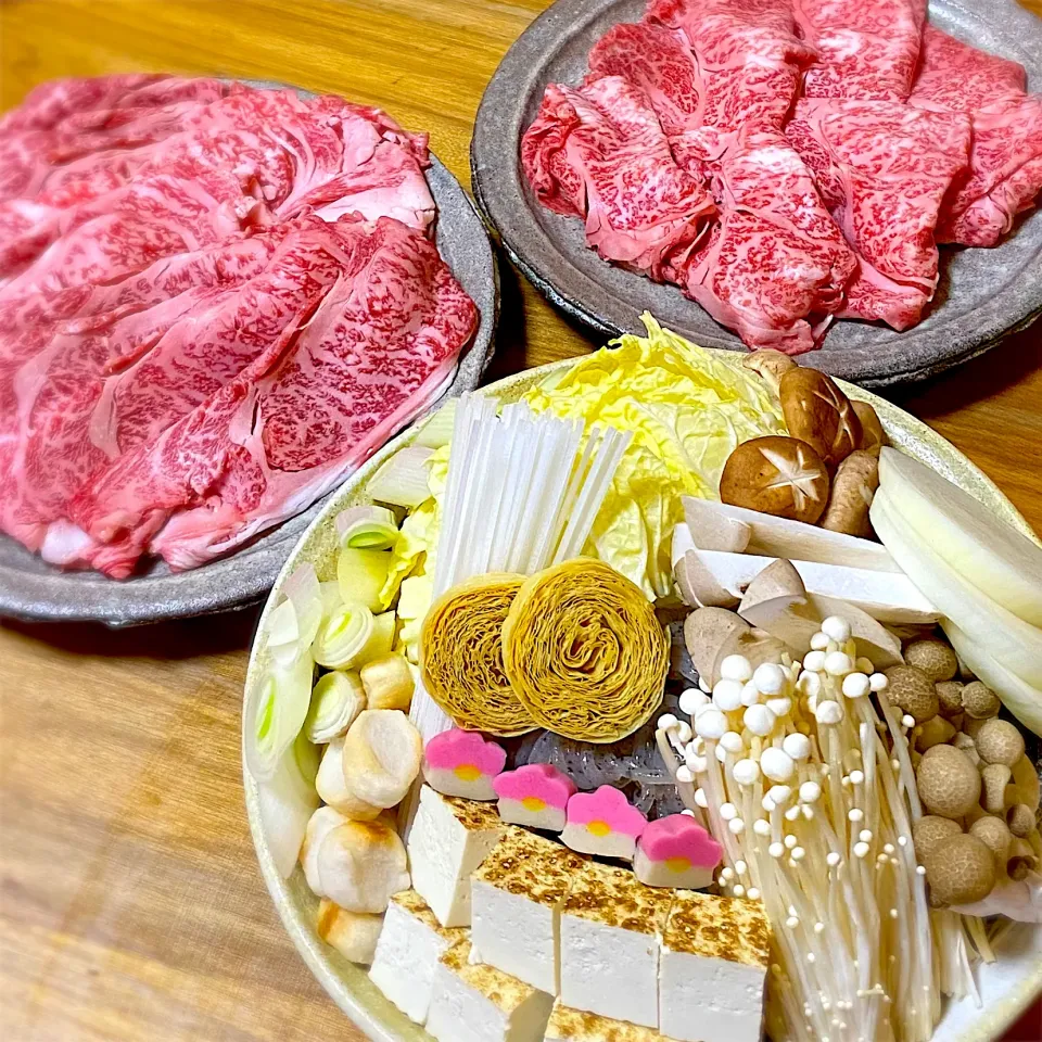 Snapdishの料理写真:大晦日は…すき焼き🥩 黒毛和牛をたっぷりといただきます。|みかりんさん