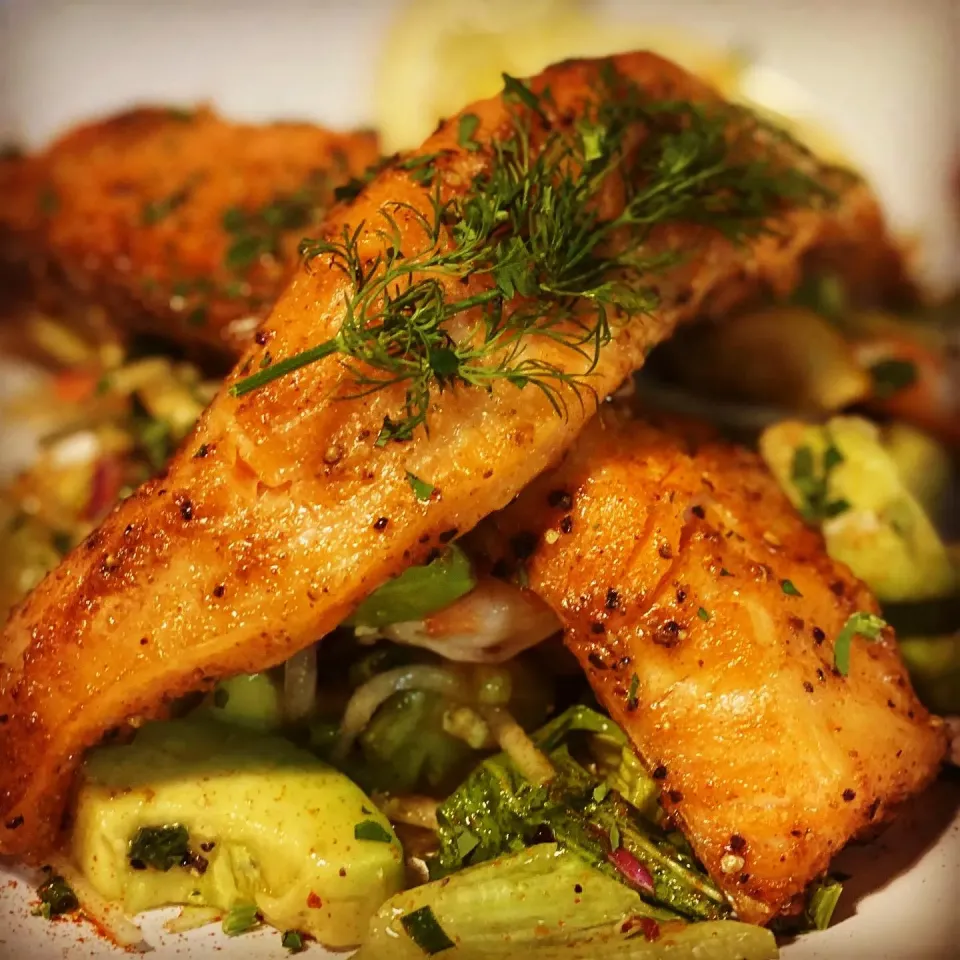 Pre New Years Eve Dinner 
Tikka & Lemon 🍋 Grilled Salmon laid on Top of a Avocado & Prawn Sesame Salad with Garlic Sautéed potatoes with Onions 
Finish with a |Emanuel Hayashiさん