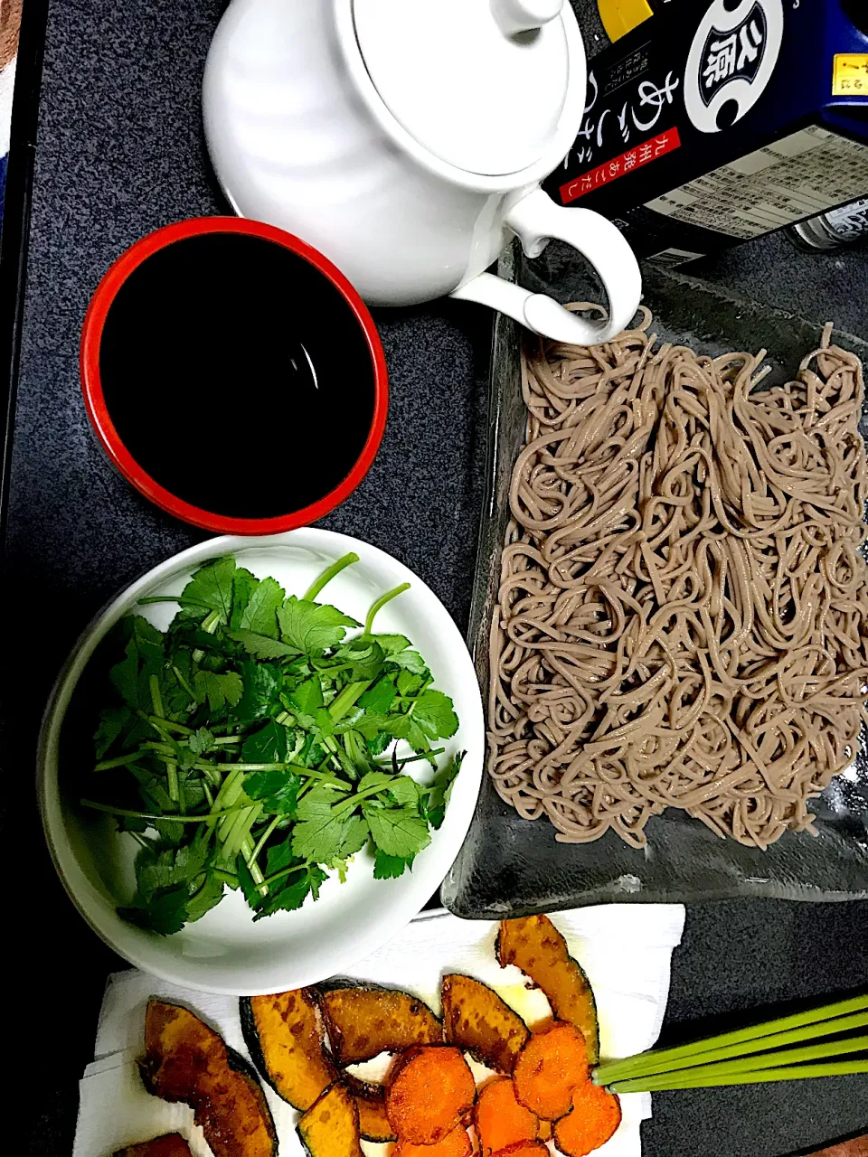 Snapdishの料理写真:年越しには少し早いけどお蕎麦が食べたくなってしまったので #夕飯　年越し十割蕎麦あごだしつゆ、ミツバ、人参カボチャ素揚げ|ms903さん