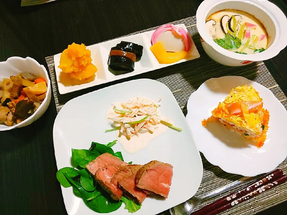 Snapdishの料理写真:正月料理！（牛肉の和風漬け、明太大根サラダ、ケーキ寿司、茶碗蒸し、飾りかまぼこ、かずのこ、昆布巻、栗きんとん、煮染め）|サトリさん