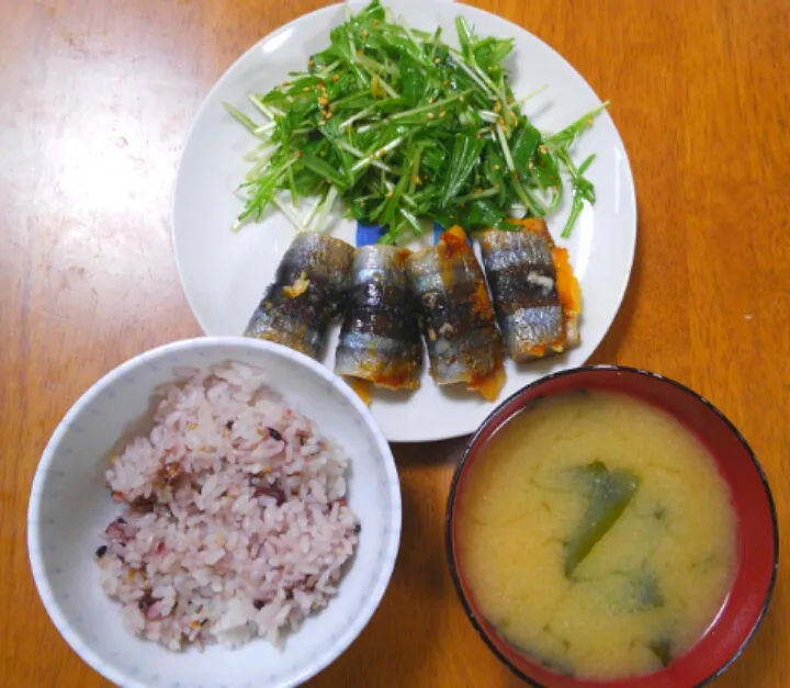 Snapdishの料理写真:１２月３０日　さんまのチーズ巻き　水菜のごま生姜サラダ　わかめのお味噌汁|いもこ。さん