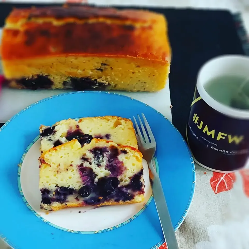 Snapdishの料理写真:lemon blueberry yoghurt cake|tigakokiさん