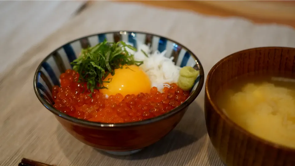 Snapdishの料理写真:昨日のお夕飯の残り物で朝からカニといくら丼！|おまつさん