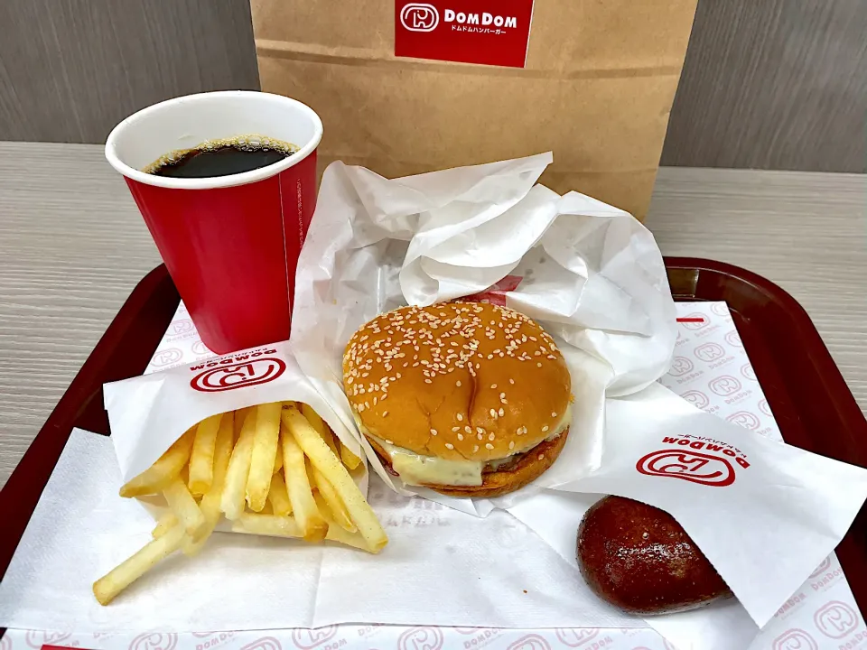 Snapdishの料理写真:厳選ナチュラルチーズバーガー ポテトフライMセット ＋ かりんとう饅頭|T. Wonderさん