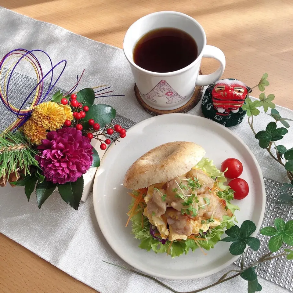 Snapdishの料理写真:1/1元旦🎍塩ぼんじり&たまごサラダベーグルサンド🥯|Makinsさん