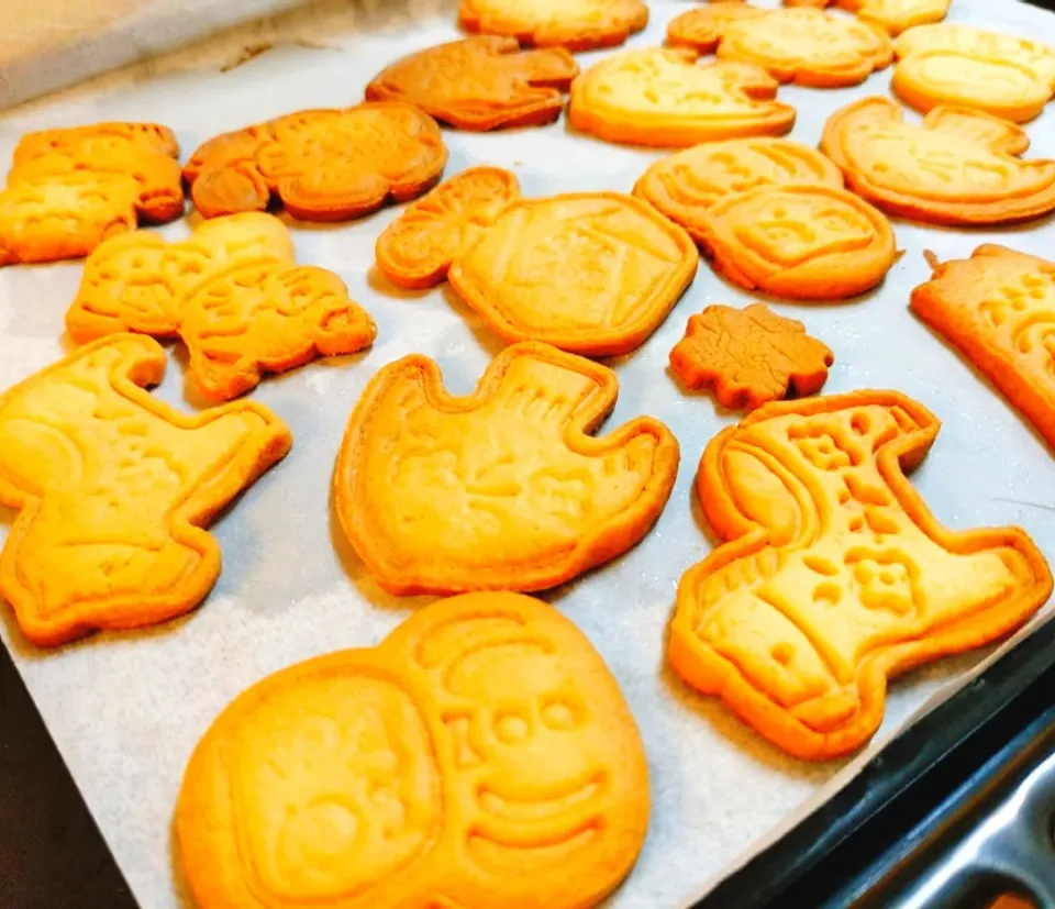 Snapdishの料理写真:タルト生地で作ったクッキー🍪お正月用の型てま焼きました★バターがたっぷりて、めちゃ美味しかった。|yuriさん