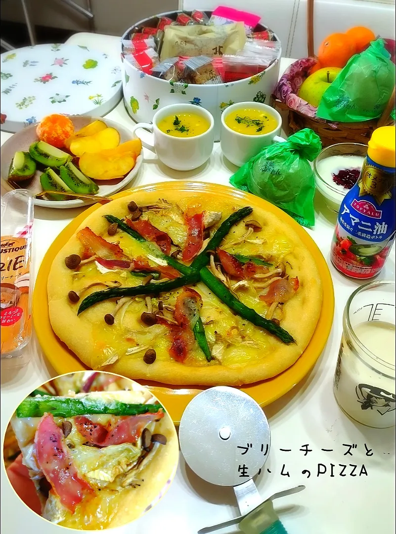 Snapdishの料理写真:ブリーチーズと生ハムのピザ|みったんさん