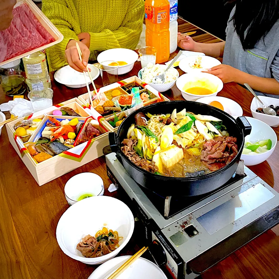 すき焼きとおせちとどて煮で新年パーティー|yakinasuさん