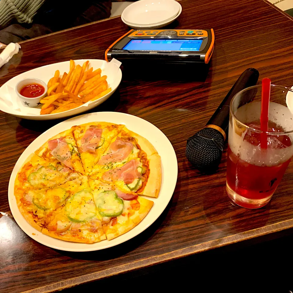 Snapdishの料理写真:㊗️石垣島元旦初カラオケ special pizza & spicy potato|dabasyuさん