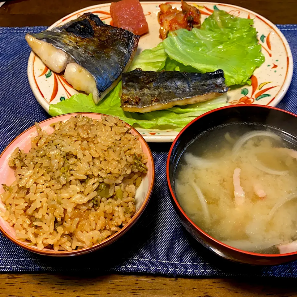 朝ご飯　ブロッコリーご飯とサワラの西京焼きと、玉葱とベーコンの味噌汁|もえさん