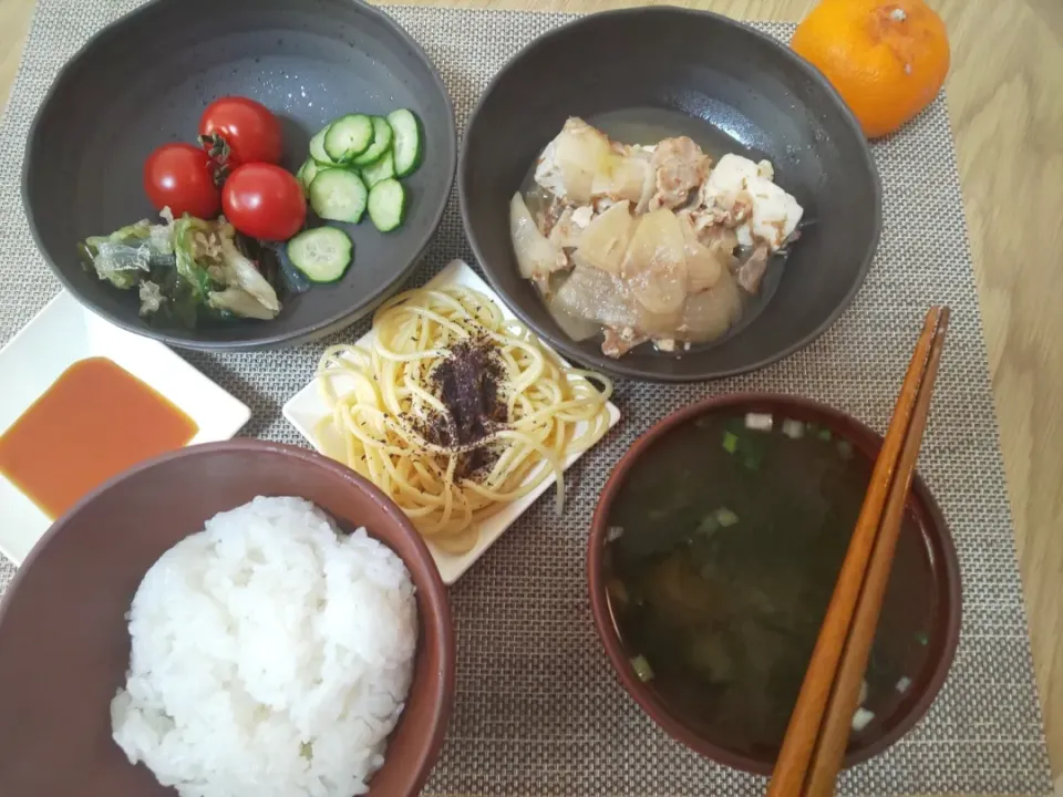 白飯
わかめの味噌汁
肉豆腐
ゆかりミニスパゲティ
海藻サラダ
プチトマト
きゅうりスライス
みかん|あぎふぁんさん