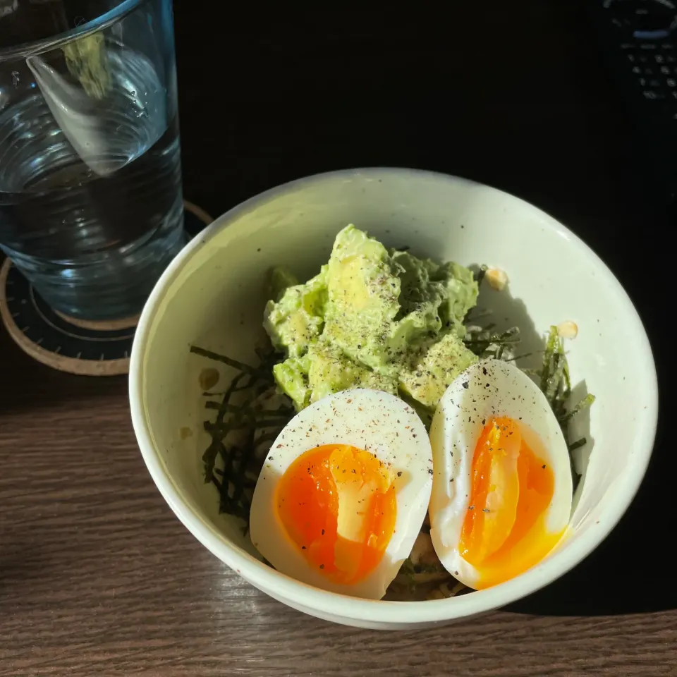 Snapdishの料理写真:1/2昼ご飯：納豆とアボカドのオートミール丼|ななみんさん