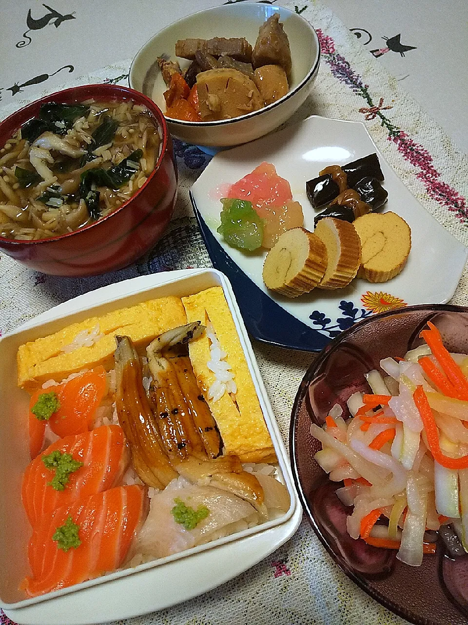 今日のお昼
※昨日の晩御飯の残りのお寿司
※紅白なます(手作り)
※お煮しめ(手作り)
※昆布巻き
※きんとん豆
※伊達巻(手作り)
※きのことワカメのお味噌汁|れあMIXさん