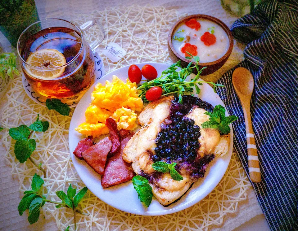 Bourbon vanilla cheese custard toast with wild Maine blueberries, ham, eggs, cream stew, and English breakfast tea|Kompeito_cooksさん