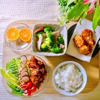 Snapdishの料理写真:Spicy honey miso chicken with salad, broccoli and ham, homemade tater tots, rice, and mandarin orange|Kompeito_cooksさん