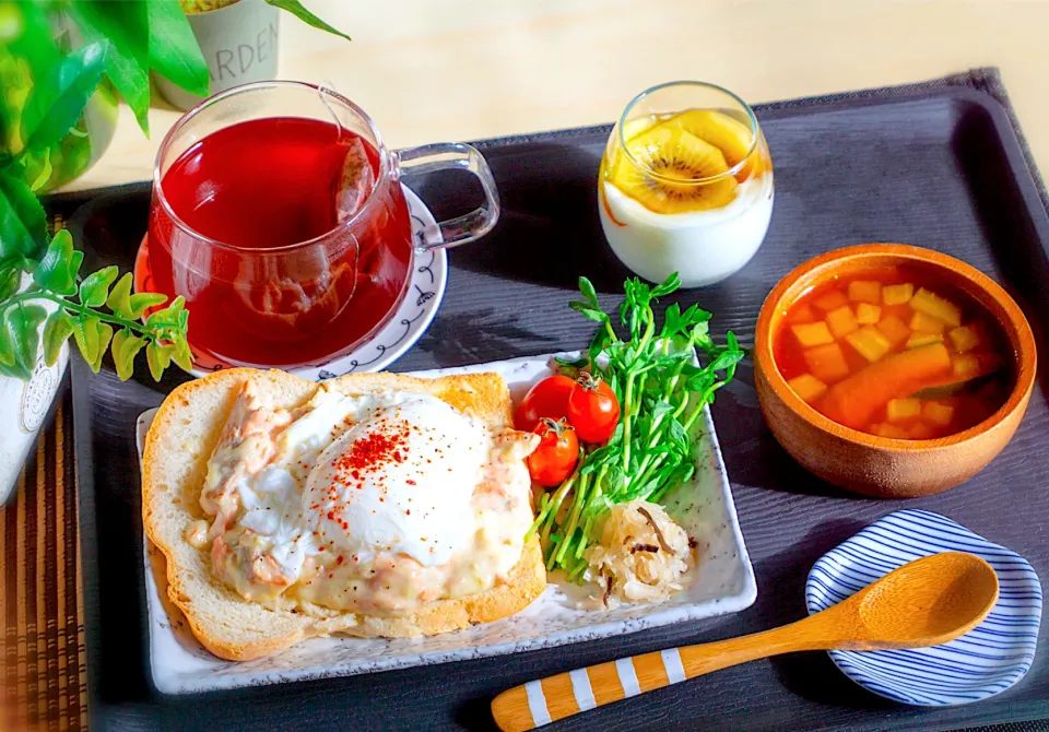 Creamed salmon toast with poached egg, picked cabbage, ginger, and hijiki, miso soup with pumpkin and daikon, yogurt with kiwi and honey, hibiscus tea|Kompeito_cooksさん