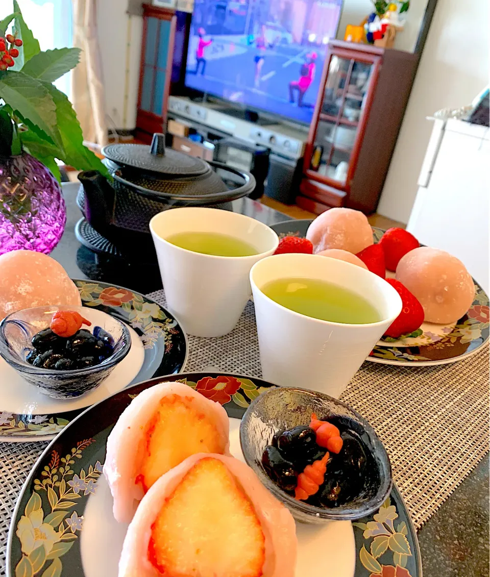 箱根駅伝見ながらいちご大福を食べる|シュトママさん