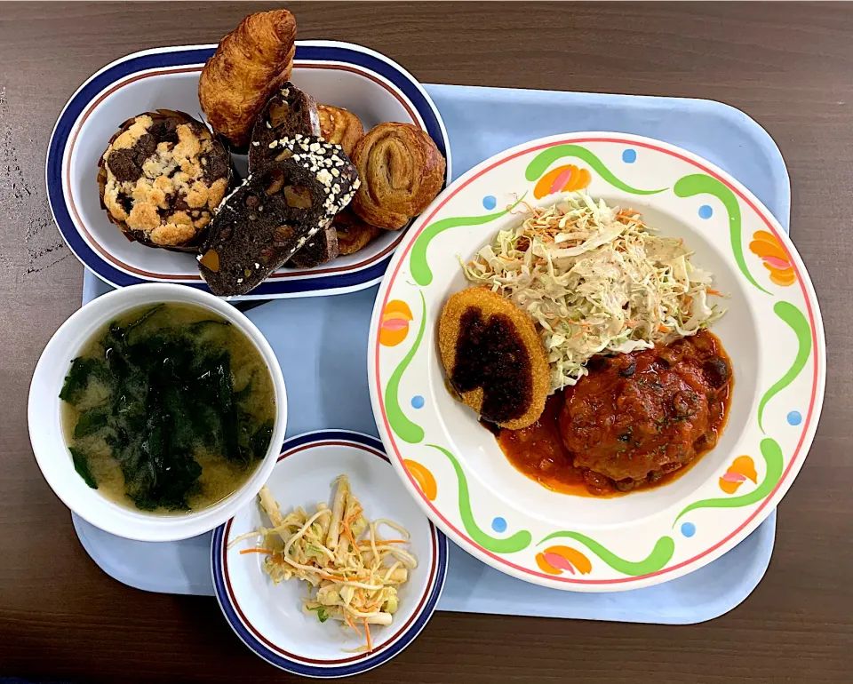 Snapdishの料理写真:🌈ANA Intercontinental Ishigaki Island Resort Hotel🌈社員食堂lunch🌈トマトソースハンバーグ🌈|dabasyuさん