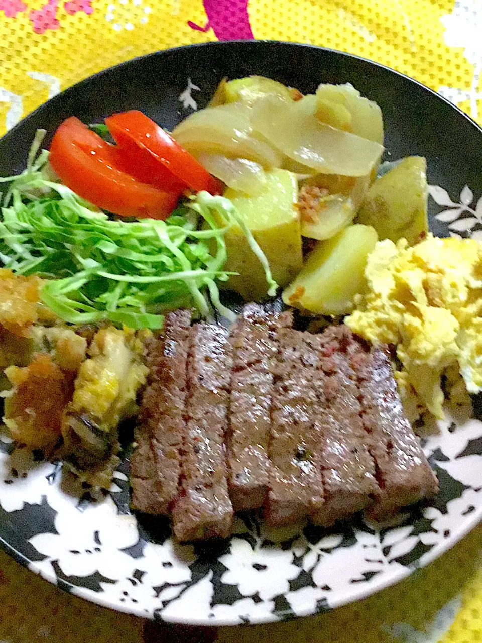 Snapdishの料理写真:ステーキ🥩　牡蠣フライ　キャベツ　トマト　玉葱🧅とじゃがいも🥔のソテー　炒り卵　誕生日ご飯|掛谷節子さん