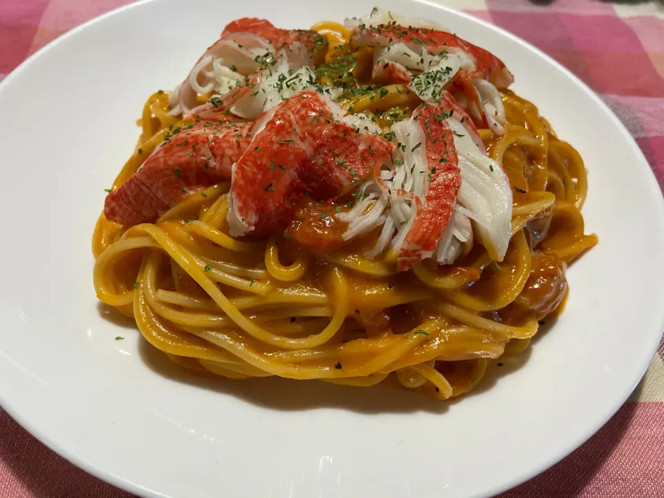 Snapdishの料理写真:蟹クリームトマトソースパスタ|ハルのただ飯さん