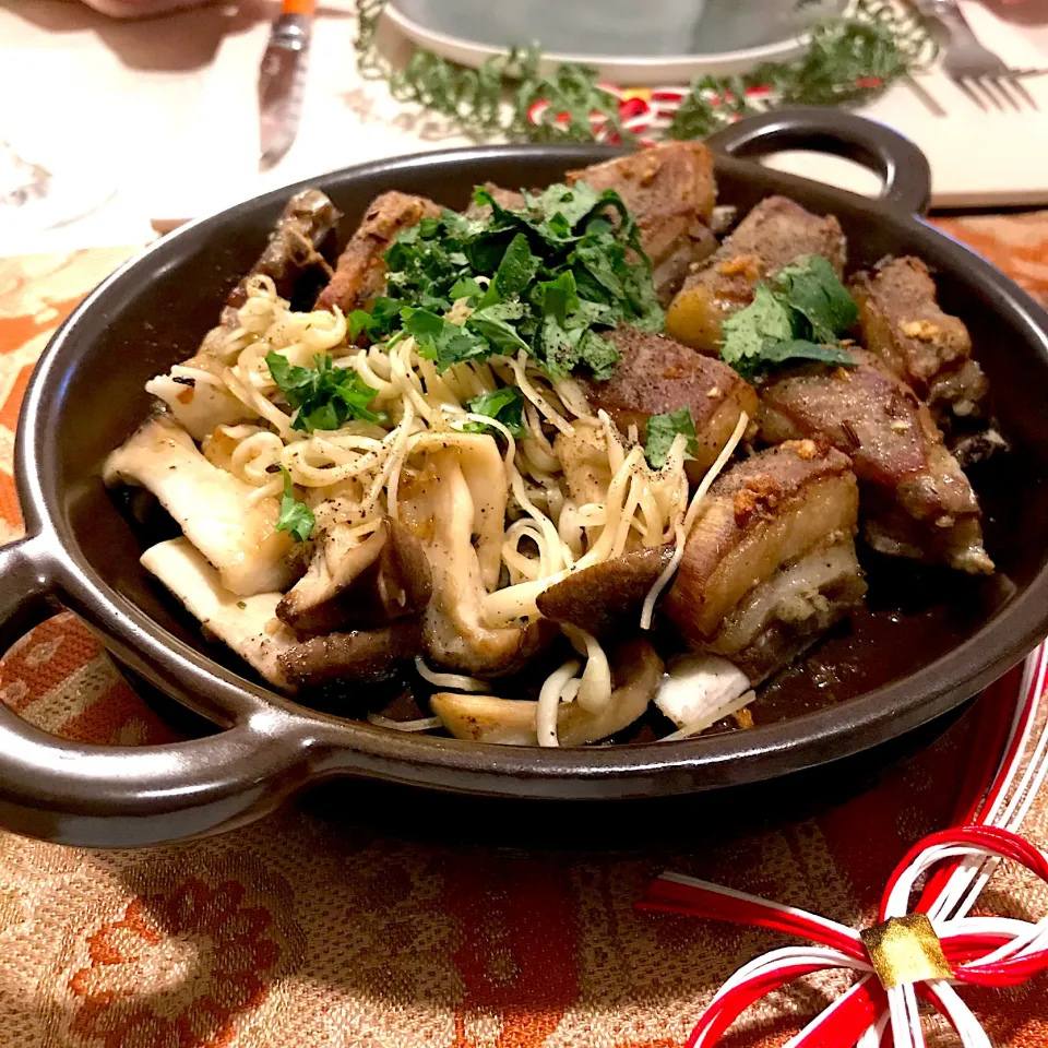 Snapdishの料理写真:骨つきラム肉の香草オーブン焼き　ふし麺とエリンギのペペロン風添え|カピバラおやじさん