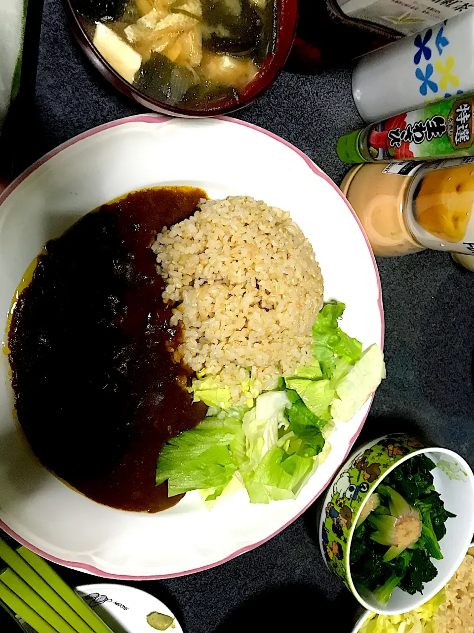 おせちもいいけどカレーもね #夕飯　カレー玄米白米ライス、レタス、茹ホウレンソウ、ネギ豆腐ワカメ油揚げ昆布味噌汁|ms903さん