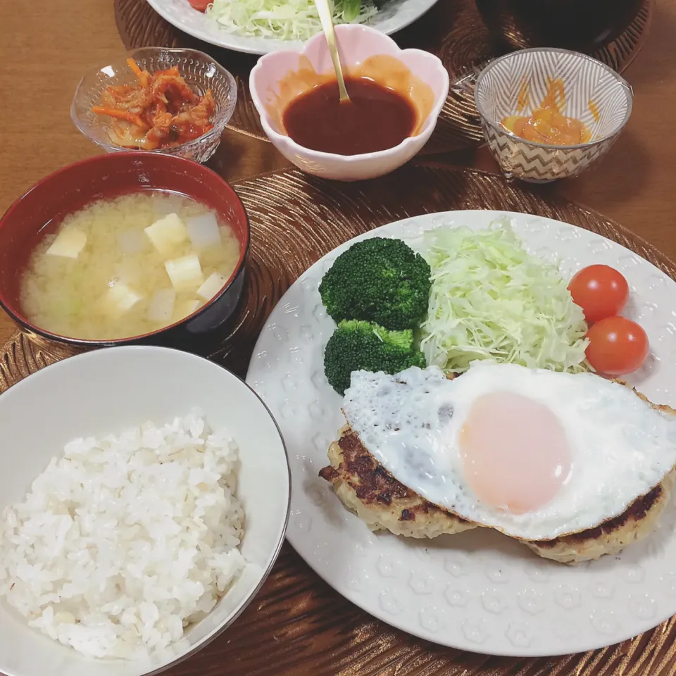 Snapdishの料理写真:豚ひき肉のチーズイン目玉焼きハンバーグ🍳|waiwaiさん