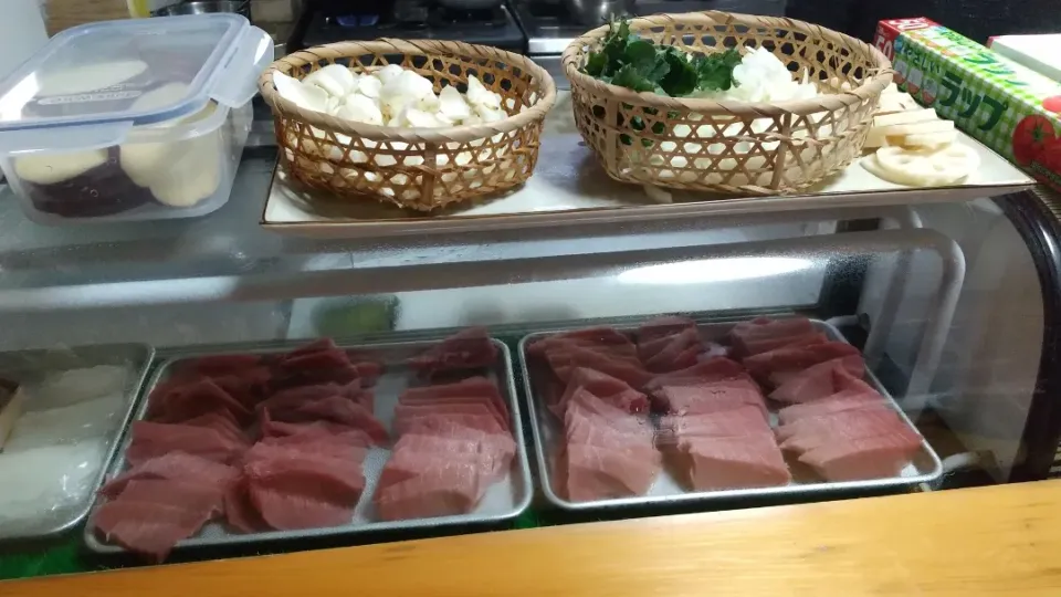 Snapdishの料理写真:親族新年会。
上は天ぷら材料、冷ケースは寿司ネタ🍣|Kaho Shinozukaさん