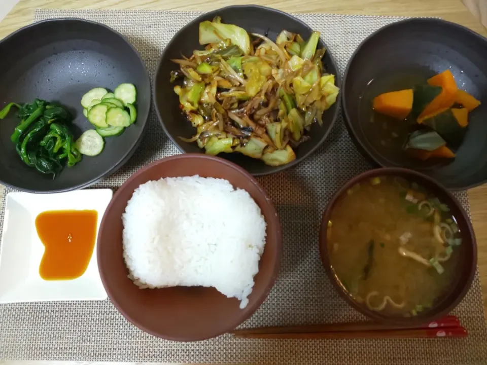 白飯
わかめの味噌汁
豚とキャベツと人参ともやしの炒め
かぼちゃの煮物
ほうれん草の塩ゆで
きゅうりスライス
みかん|あぎふぁんさん