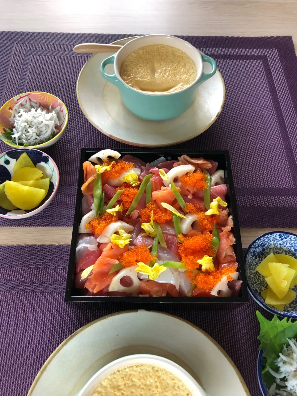 Snapdishの料理写真:ちらし寿司と茶碗蒸し【おせちリメイク】|志野さん