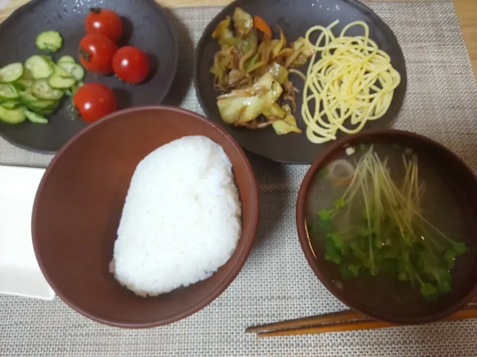 白飯
カイワレの味噌汁
豚とキャベツと人参ともやしの炒め
ごま塩ミニスパゲティ
きゅうりスライス
プチトマト
みかん|あぎふぁんさん