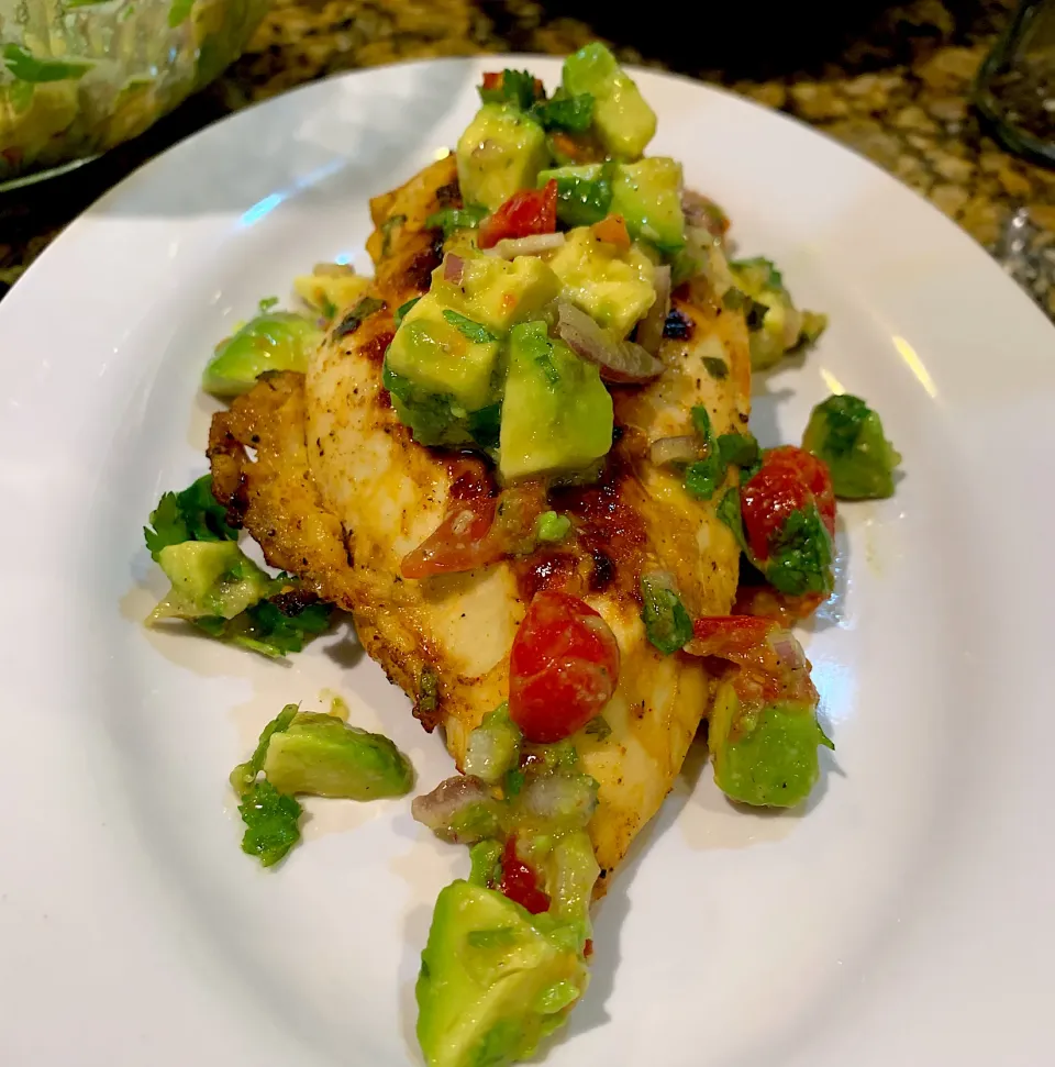 Keto Grilled Chicken with Avocado Salsa|Alma's Home Kitchenさん