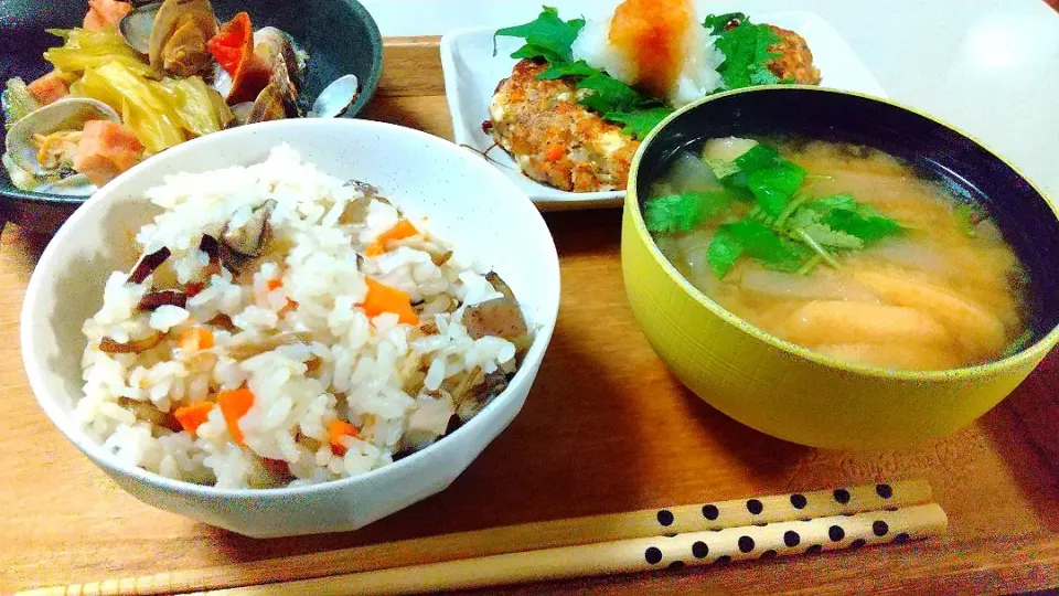 炊き込みご飯とさば缶と豆腐のハンバーグです😄|Yoshiko Miyazakiさん