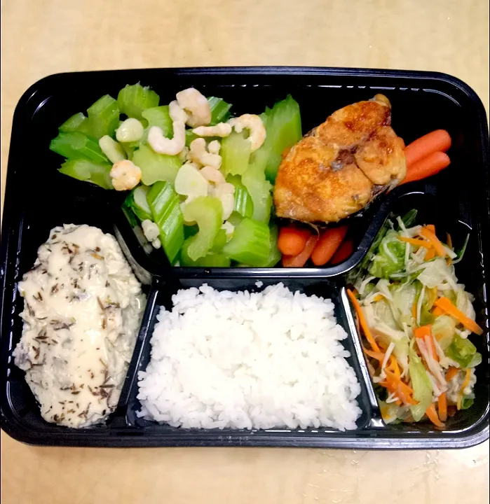 Healthy Lunch Box
#eat clean@healthy❤️
#low carb high protein
#less oil #less salt #less sugar
#no processed food
@enoki mushroom,carrot and lettuce
@celery and prawn
@curry powder pan fry fish
@steam egg,mushroom and tofu
@baby carrot @rice|steady chanさん