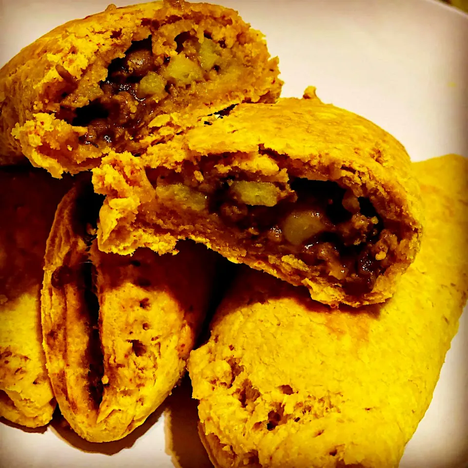 🇯🇲 Jamaican Homemade Spicy Beef Patties with Avocado 🥑 & Tomato 🍅 Salad with Garlic Butter Croutons #patty #Jamaican #lunch # homecooking #chefemanuel|Emanuel Hayashiさん