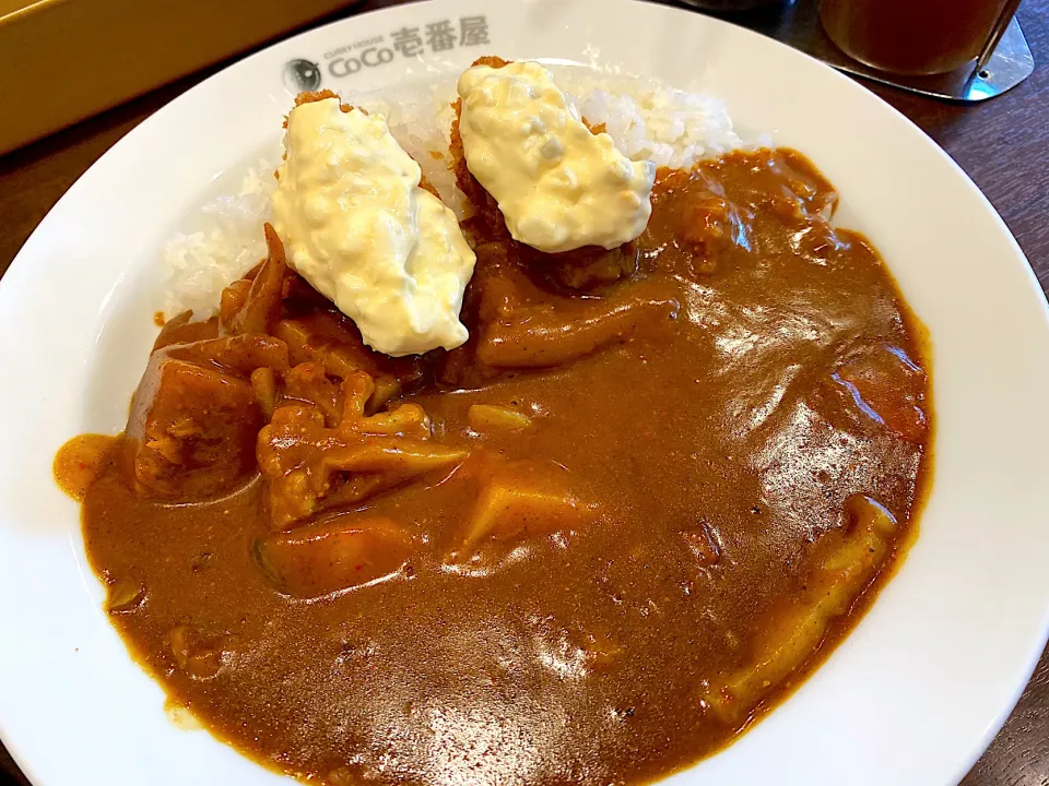 かぼちゃと冬野菜カレー、カキフライ、クリーミータルタルソーストッピング、5辛🔥|buhizouさん