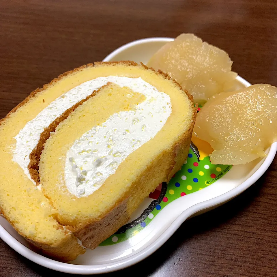 元旦からロールケーキを焼いて りんごのコンポート🍎も作る😅|sakiさん