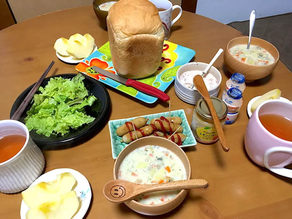 1/2早くも普通の朝ごパン😆朝焼きパンドミを好きなだけちぎって、ツナマヨ、レタス、ケチャップウインナー、レモンバター🍋などトッピングしつつ楽しく食しました♡|さくたえさん