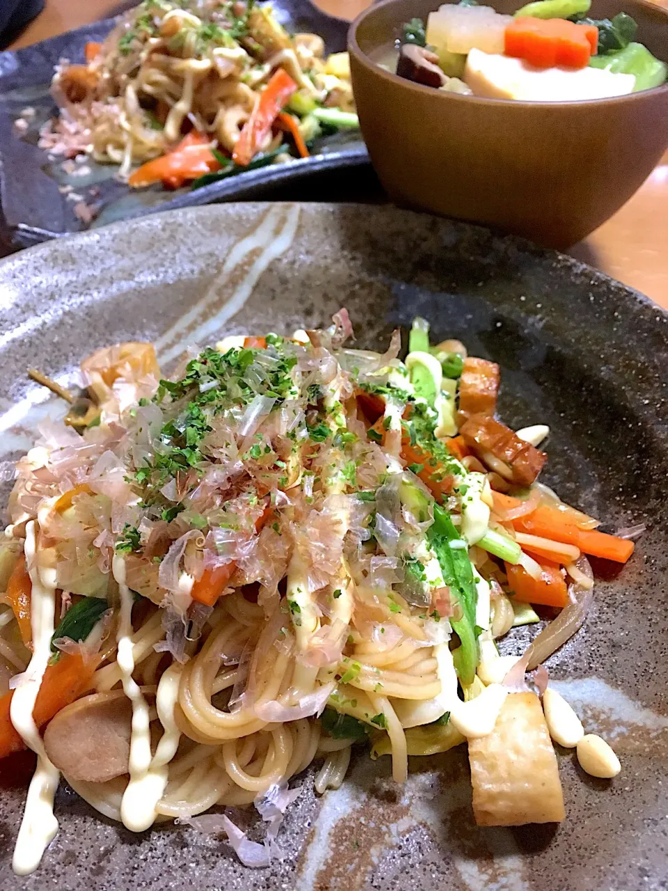 1/2 お昼ご飯〜🤤お雑煮の残りと、糖質０麺で焼きそば|さくたえさん