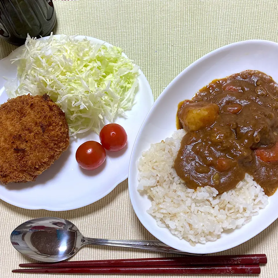 Snapdishの料理写真:カレーとキャベツメンチ|akkoさん